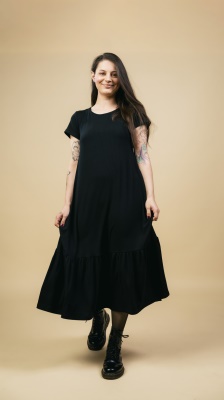 Žebrované šaty s volánkem černá