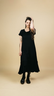 Žebrované šaty s volánkem černá